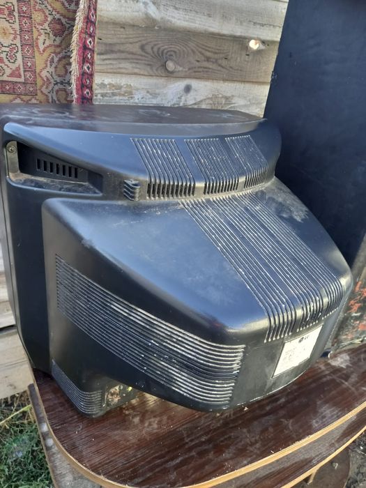 Телевизор LG 2 продам