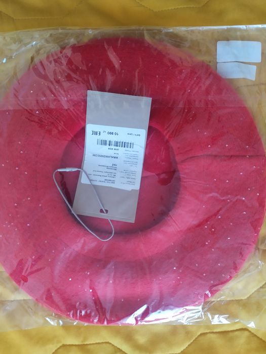 Продается беретка красная