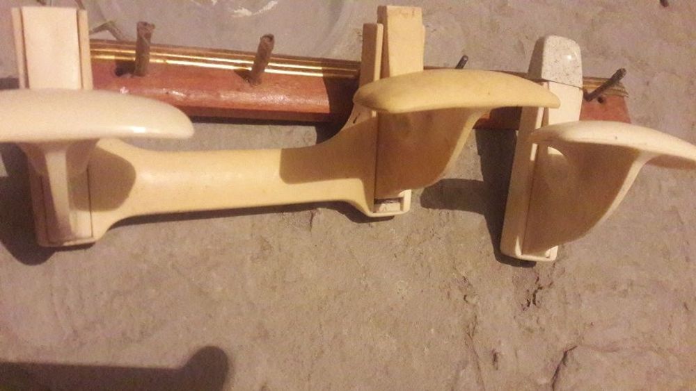 Подстава для посуды  зеркало ,карнизы вешалки