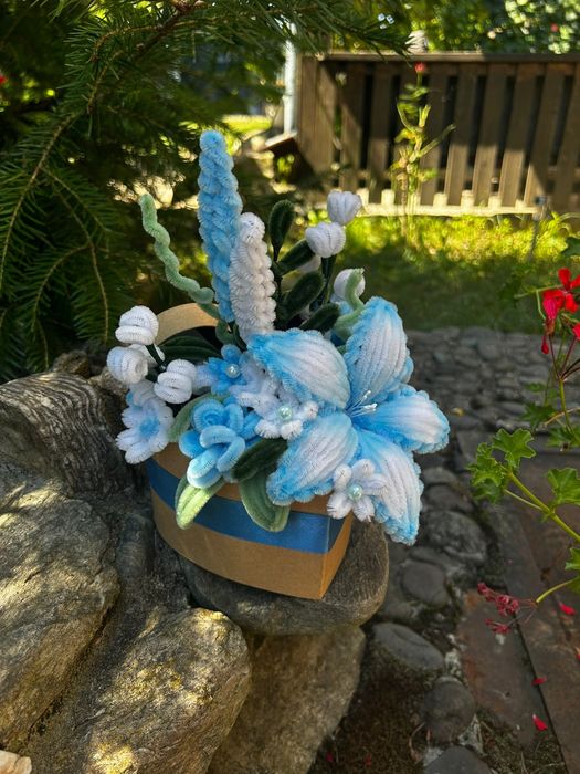 Aranjamente florale handmade din sârmă plușată