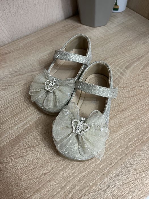 Продам детские туфли
