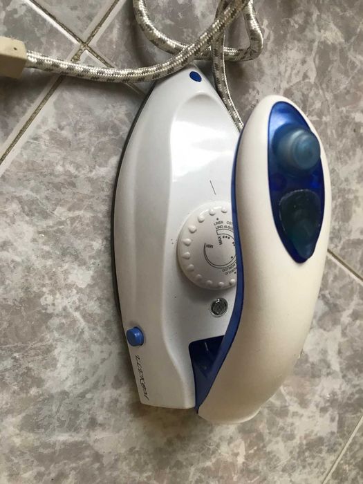 Продавам чисто нова мини - ютия с пара