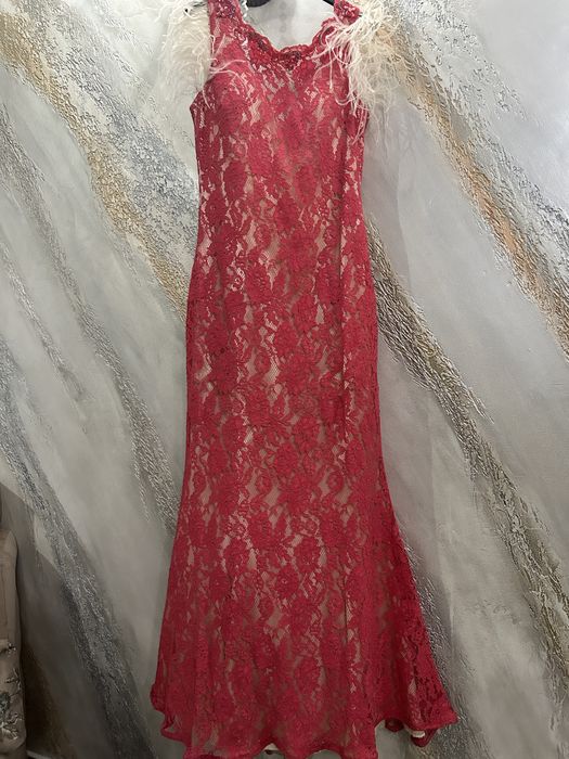 Rochie sirena din dantela roz cu pene