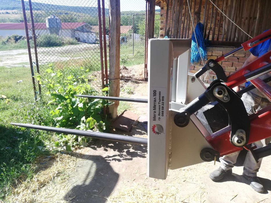 Вилица за бали с окачване за челен товарач.