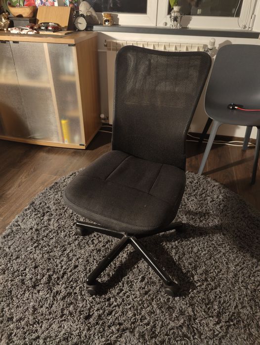 Scaun negru de birou