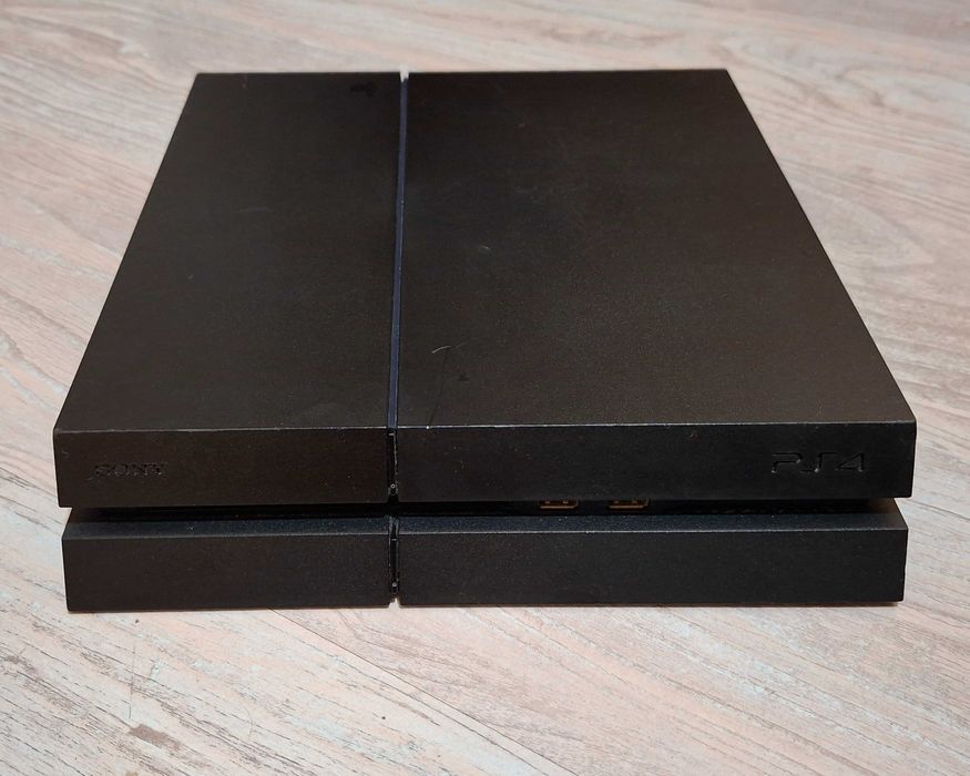 Продавам Ps 4 slim с два джоистика,кабел и включва игра GTA 5.Вътре във плейстеишънът има още много игри.