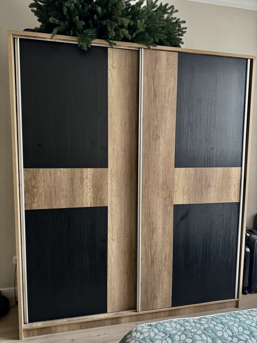 Продается шкаф купе с тумбами