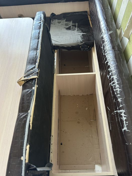 Продается кухонный уголок с 5 стульями