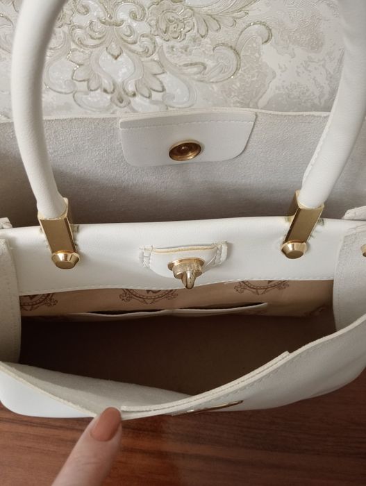 Жен. сумочка белого цвета.