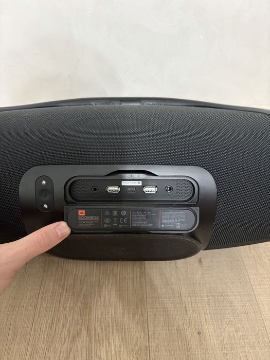 JBL Boombox 1 si JBL Charge 3