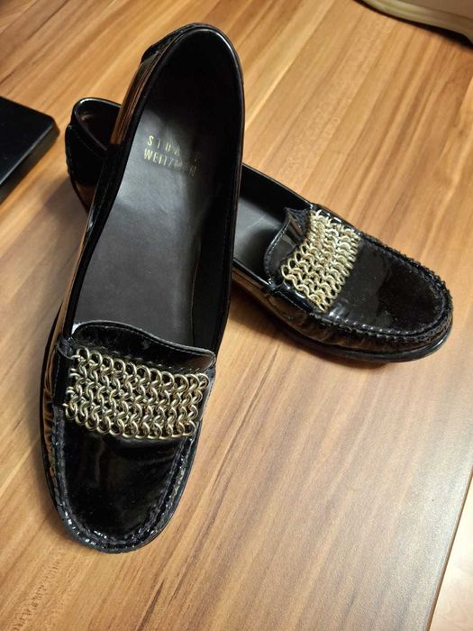 Mocasini Stuart Weitzman din Piele Lăcuită Neagra cu Lanț - 36