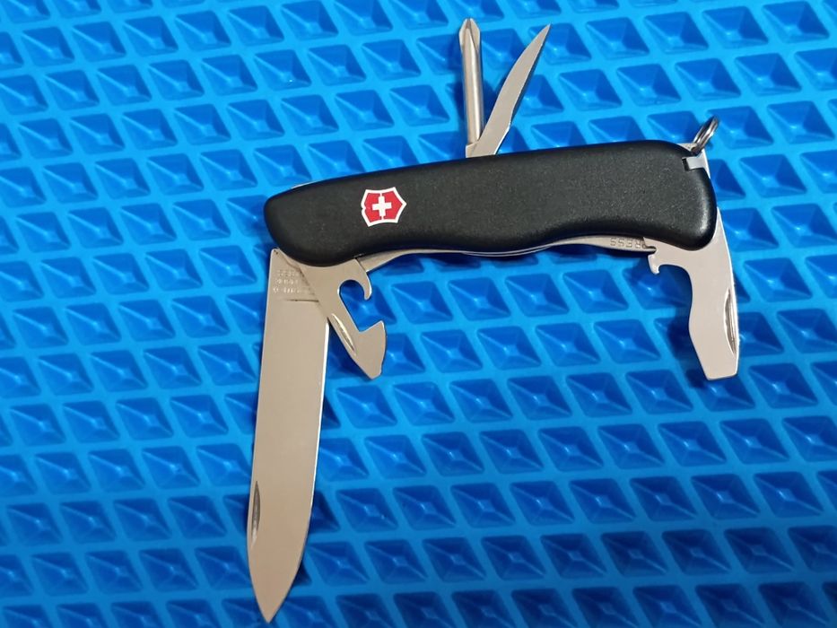 Продам небольшую коллекцию ножей Victorinox