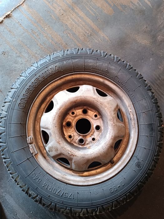 Продам зимнюю резину.