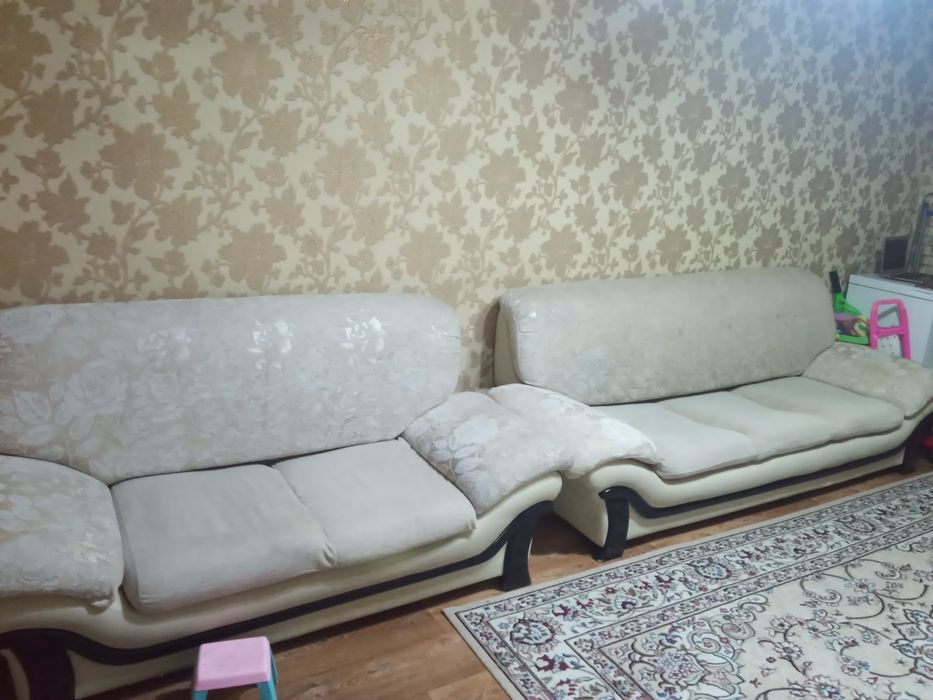 Два дивана бежевого цвета