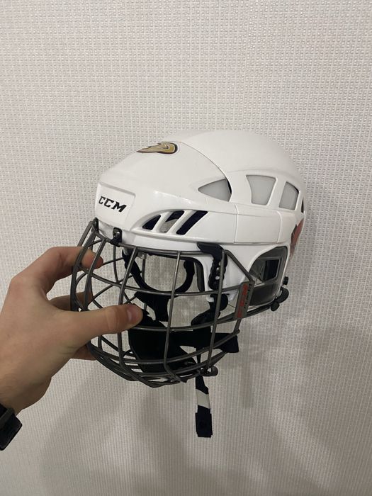 Хоккейным шлем в комплекте с визером