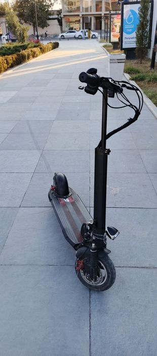 Продаю самакат khugo m4 в отличном состоянии работает отлично