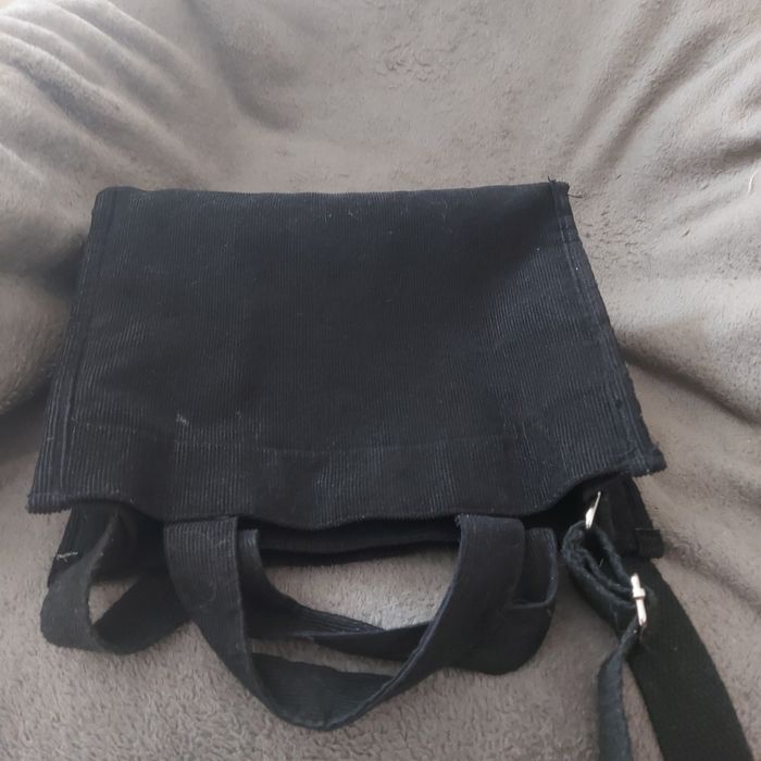 Vind geanta preț 15 .lei , pentru femei.