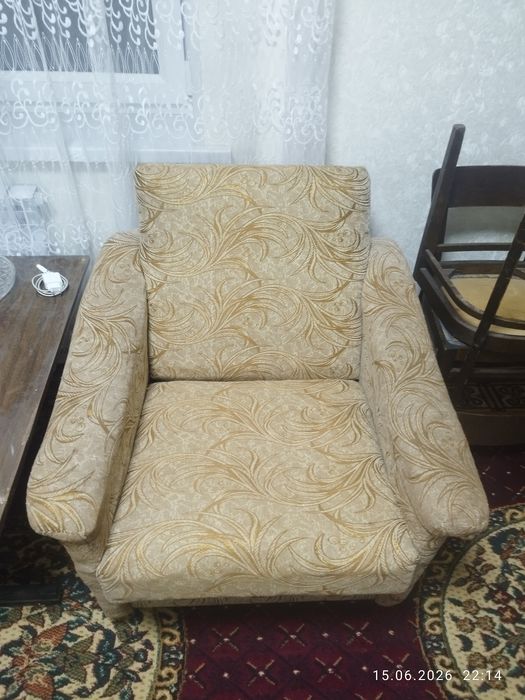 Продается диван и 2 кресла !!