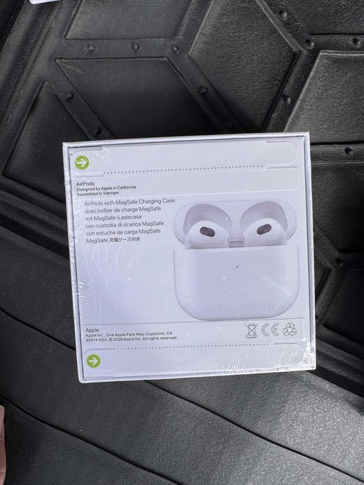 Casti Airpods generatia 3