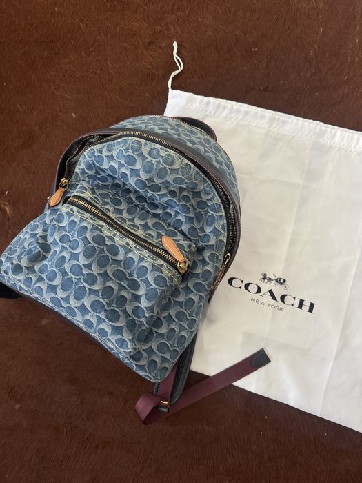 Ghiozdan coach purtat d ecateva ori, arata impecabil, vine cu saculet