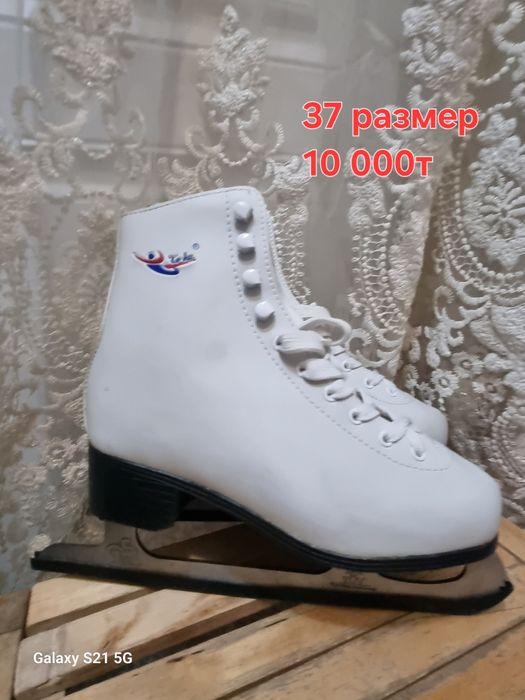 Продам 2 пары  коньки 37 и  39 размеры