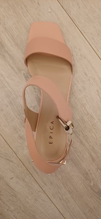 Vand sandale noi din piele naturala