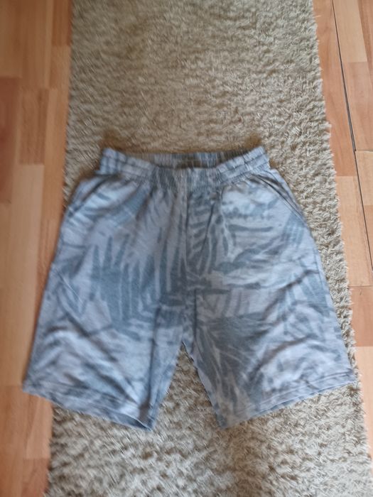 Pantaloni scurți