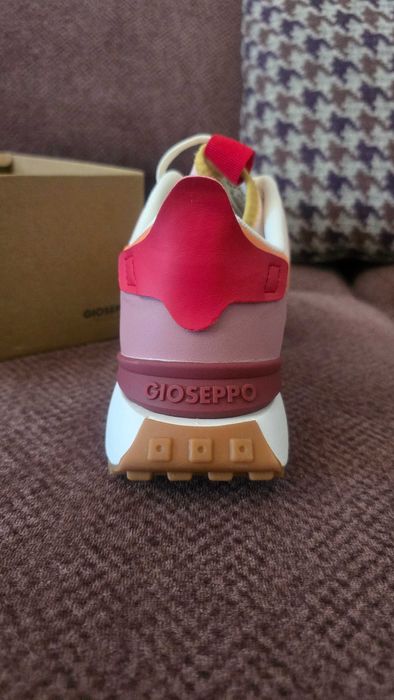 Нови дамски маратонки 39 номер.