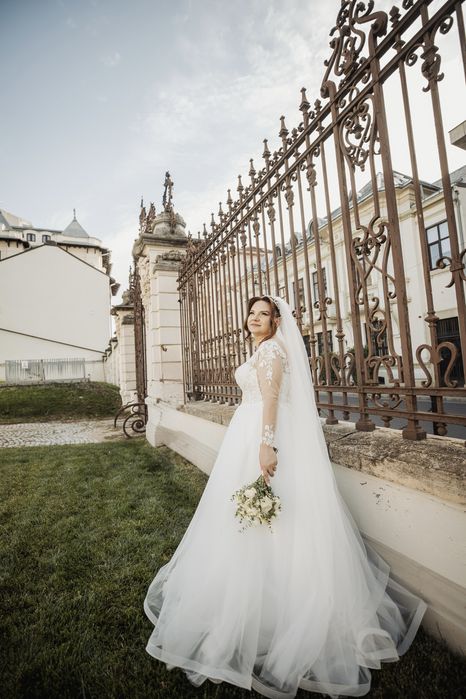 Rochie de mireasa, coronita si voal, impecabile