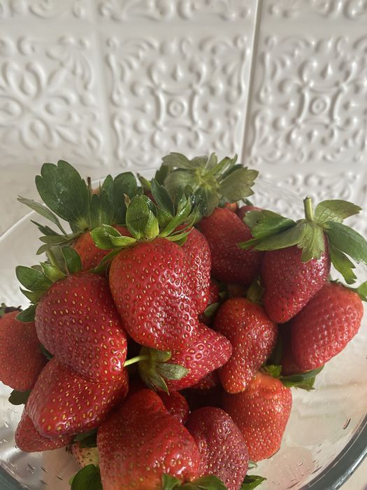 Клубника и финики в шоколаде