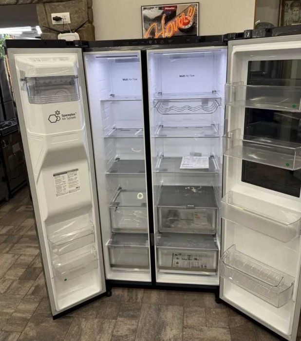 Продам холодильник на гарантии.