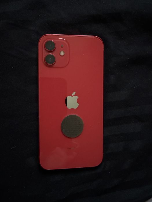 iPhone 12 червен
