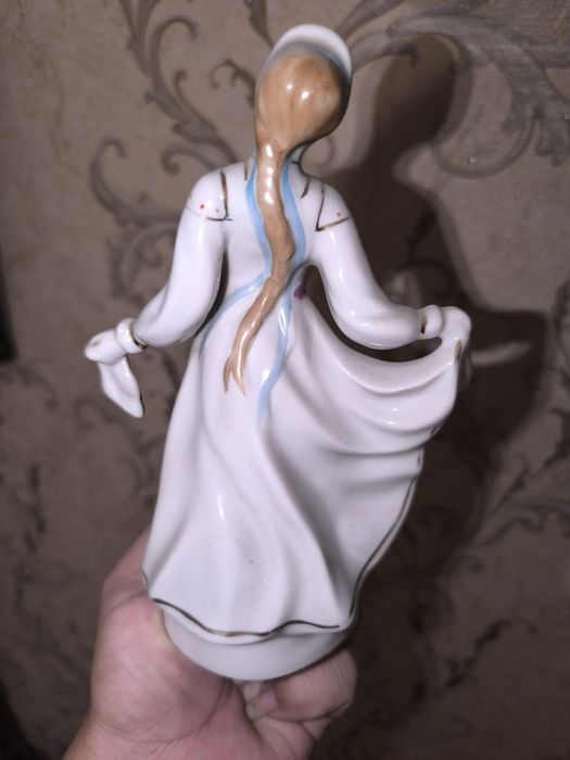 Фарфоровая статуэтка.