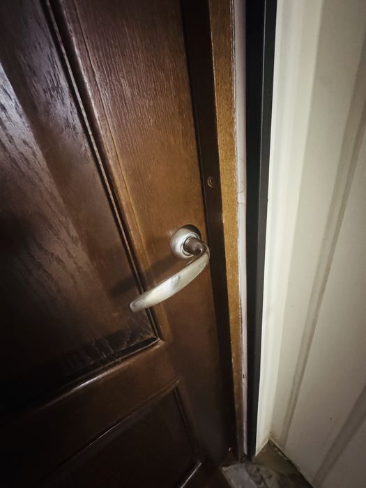 Двери межкомнатные массив продам