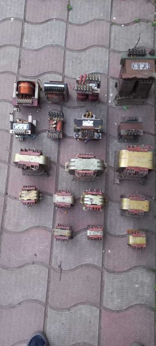 Трансформаторы различной мощности.