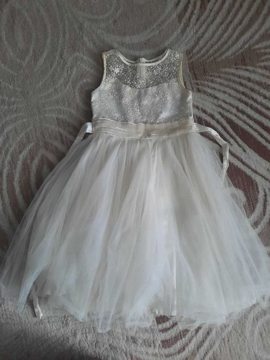 Продам платья для девочек от 4 до 7 лет.