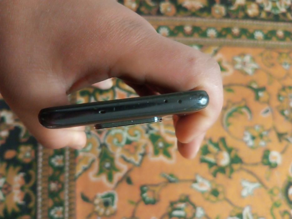 Poco x3 pro sal qirilgan joylari bor
