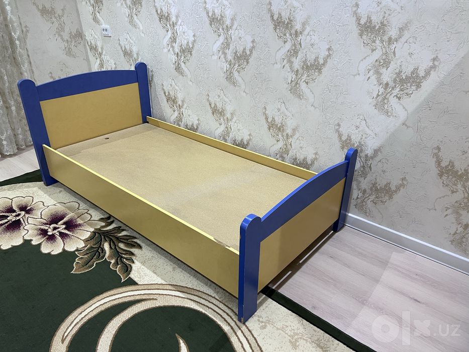 Детская мебель, в комплекте шкаф, кровать и есть письменный стол