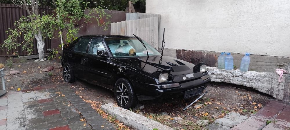 Mazda 323 Машина