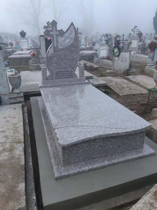 Morminte placate & cadre masive