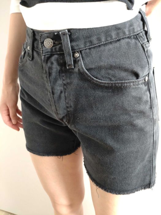 Blugi scurti, bluza zara.