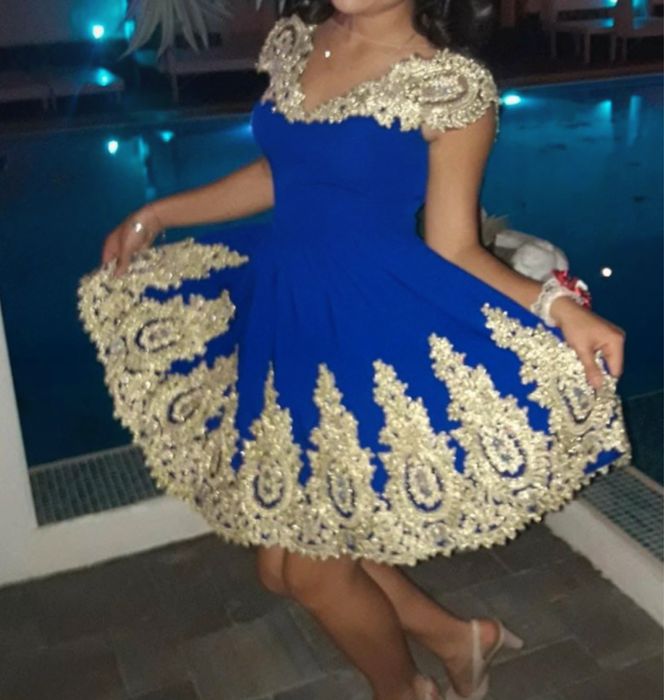 Rochie albastra cu modele deosebite