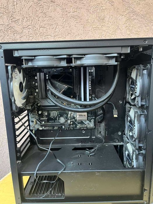 Ryzen 5 5600X + 32GB RAM DDR4 +  B550M Phantom Gaming 4 + Кутия + Водно оглаждане