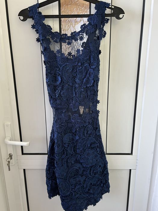 Рокля в синьо с френска дантела и гол гръб.