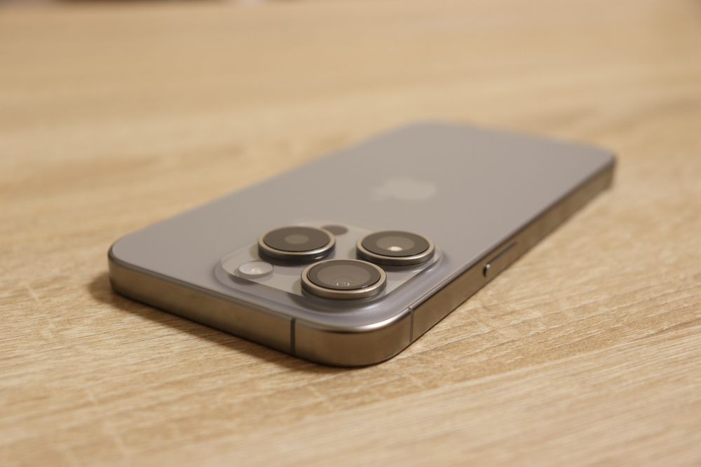 Продавам Iphone 15 pro Natural Titanium