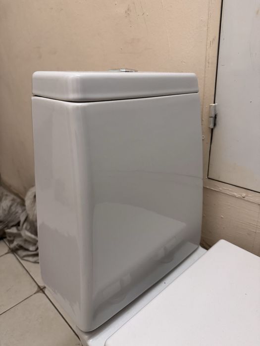 Унитаз белый рабочий