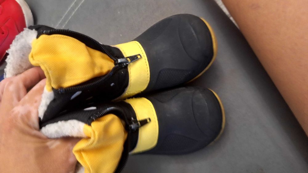 Маратонки, пантофи и ботуши 25-27 номер