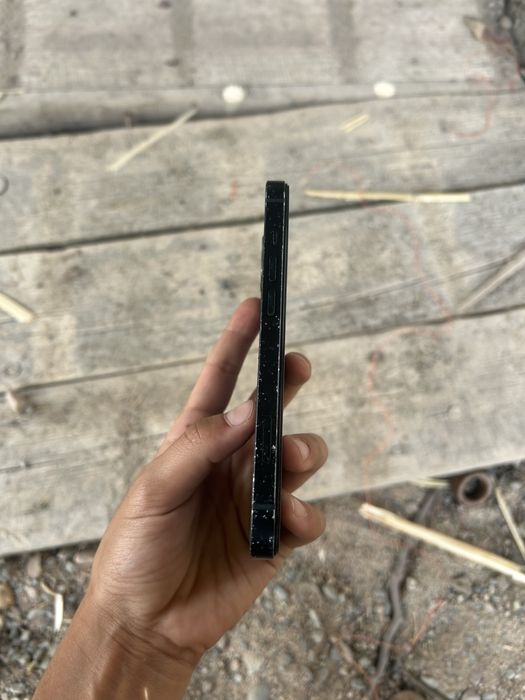 Продам Iphone 13