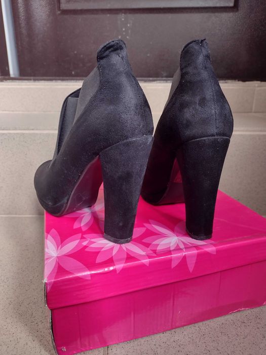 Ghetute dama cu toc gros, nr.36, imitatie piele intoarsa, NOI in cutie