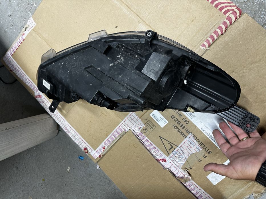 Far stânga led ford fiesta.cod:L1bb-13e015-EH.